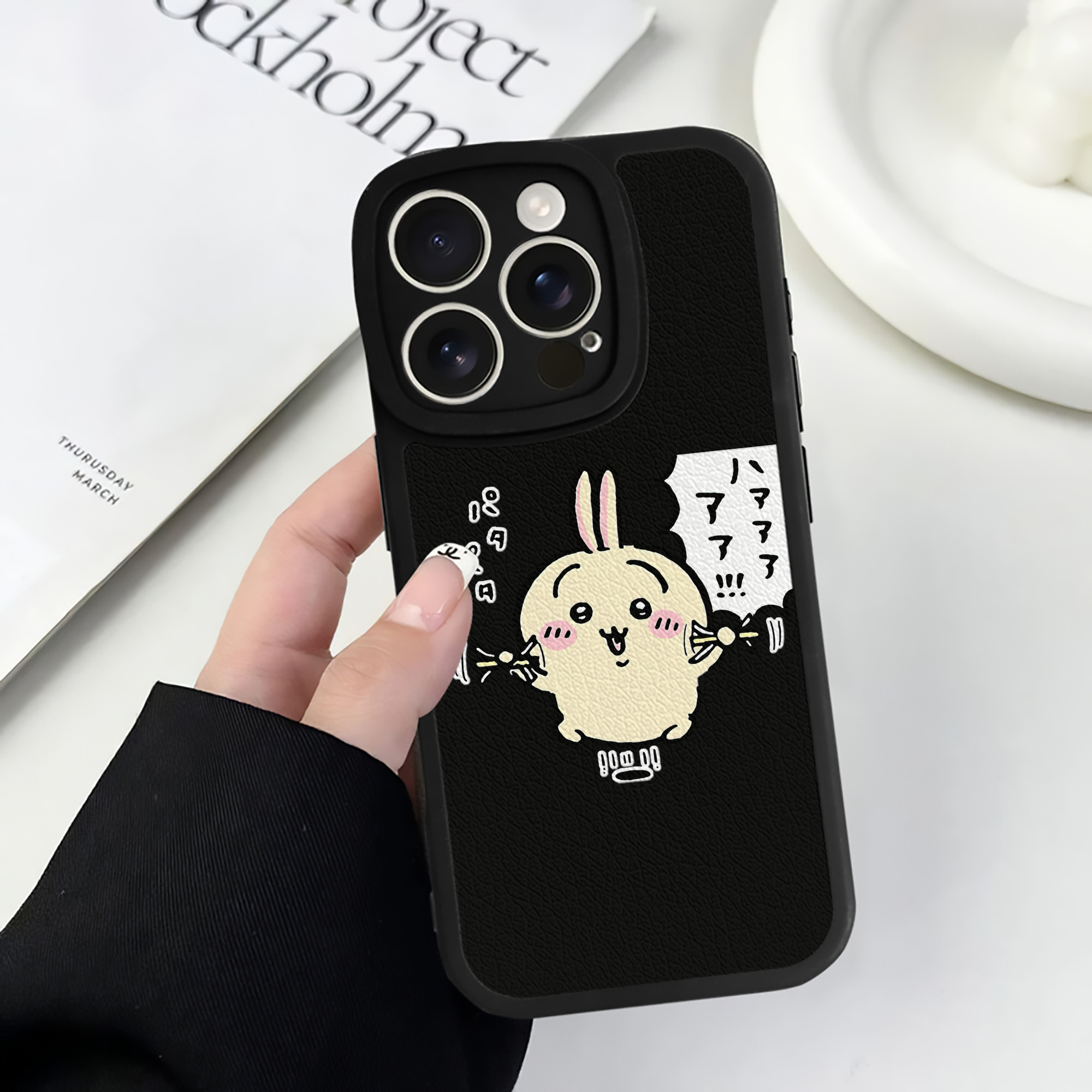 （画像用） ちいかわ うさぎ Chii-kawa usagi 【iPhone 16シリーズ対応】シリコンスマホケース（レザー調） 材質：シリコン